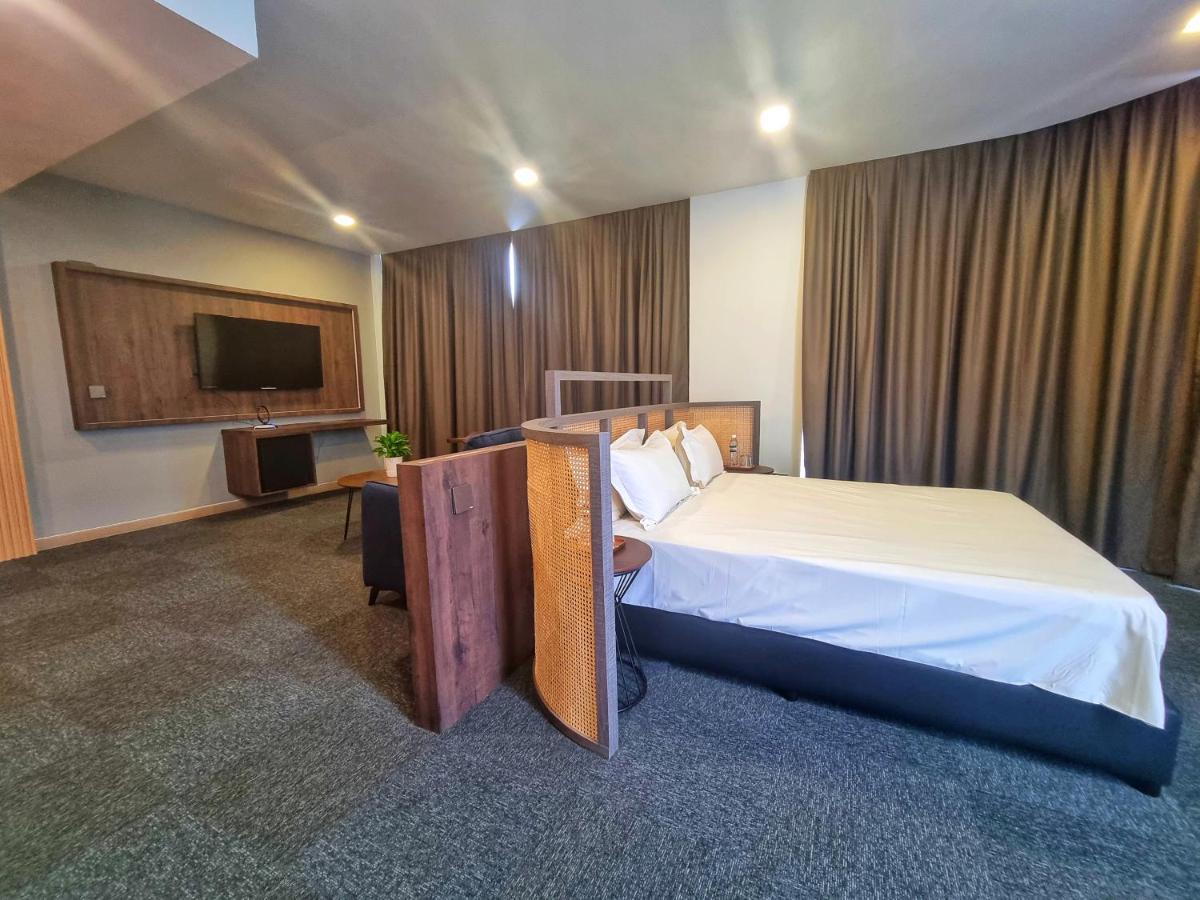 Roxy Hotel & Apartments Kuching Exterior photo